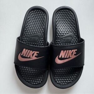 Women's Nike Benassi Jdi Sandal Black/Vivid Pink, Black/Rose Gold. Size: 5.